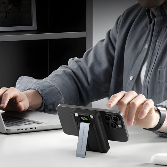 Compact magnetic wireless 10000mAh power bank with built-in charging cable